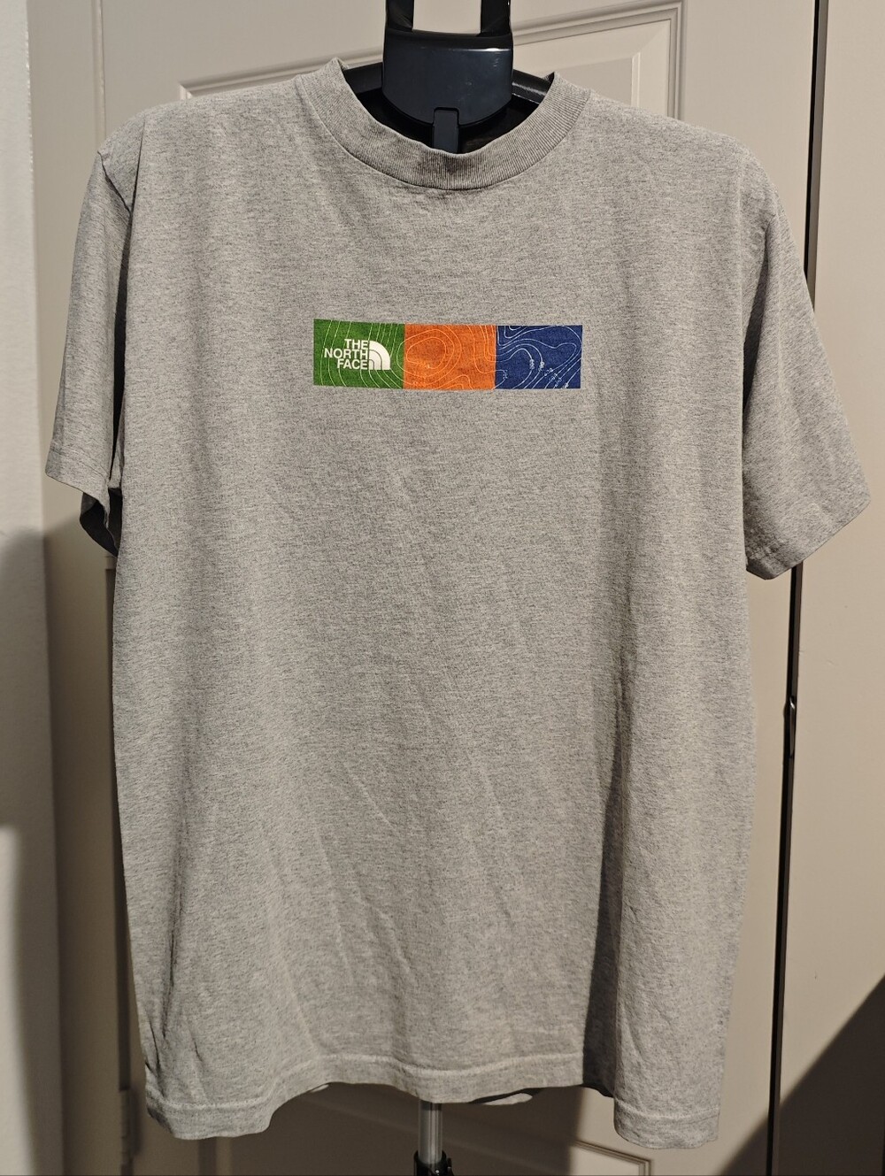 The North Face Light Gray Short-Sleeve Tee with Green Orange Blue Logo Size L